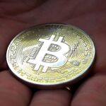 Una moneda conmemorativa del Bitcoin del año 2017