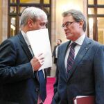 El presidente de la Generalitat, Artur Mas, y el conseller de Justicia, Germá Gordó, en el Parlament en 2013