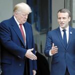 Melania y Donald Trump posan junto al presidente francés, Emmanuel Macron, y su esposa Brigitte frente a las escaleras de acceso al palacio del Elíseo