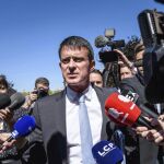 Manuel Valls (c), ex primer ministro y uno de los diputados elegidos en las urnas, a su llegada a la Asamblea Nacional en París