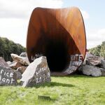 Una gran vagina instalada en Versalles fue el último escándalo de Kapoor