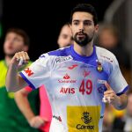 El jugador de la selección española de balonmano Ferrán Solé Sala (c), durante el partido disputado ante Brasil correspondiente al Mundial Masculino de Balonmano 2019, este lunes en Colonia (Alemania) / EFE