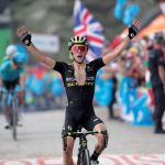 El ciclista británico Simon Yates (Mitchelton) entra vencedor en la 14ª etapa de la Vuelta Ciclista a España. Foto: Efe