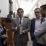 El líder de Ciudadanos, Albert Rivera, conversa con los periodistas en los pasillos del Congreso