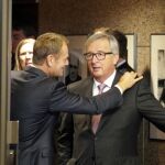 Donald Tusk saluda al presidente de la Comisión Europea ,Jean-Claude Juncker.