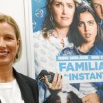 Anne Igartiburu, junto al cartel de «Familia al instante», la nueva película de Sean Anders