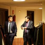 El portavoz del PNV, Aitor Esteban, ayer con el popular José Luis Ayllón