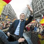 Pablo Casado saluda ayer a algunas de las personas que asistieron a la manifestación en la plaza de Colón por la unidad de España / Efe