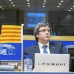El presidente de la Generalitat, Carles Puigdemont, con el vicepresidente, Oriol Junqueras (izquierda) y el consejero Raül Romeva
