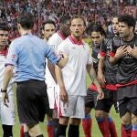 DIEGO COSTA estuvo en todas las broncas en un partido en el que los jugadores protestaron más de la cuenta al colegiado González González