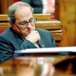 El president, Quim Torra, con gesto contrariado ayer en la sesión plenaria del Parlament tras un tenso rifirrafe con la oposición