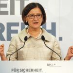 La ministra de Interior, Johanna Mikl-Leitner, durante una rueda de prensa en Viena