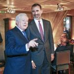 El Rey escucha las explicaciones de Antonio Miguel Méndez Pozo, presidente de Promecal y editor de Diario de Burgos, a su llegada al almuerzo conmemorativo del 125 aniversario del rotativo.