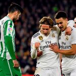 El centrocampista croata del Real Madrid Luka Modric (c) celebra su primer gol ante el Real Betis / Efe