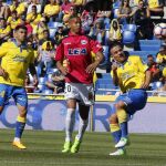 El defensa de la UD Las Palmas Roque Mesa disputa el balón con el delantero brasileño del Deportivo Alavés Deyverson