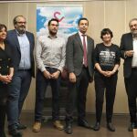 Foto de familia de la ganadora con el jurado