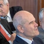 El ex consejero Antonio Fernández, detrás de Chaves y Griñán en el juicio de los ERE (Foto: Efe)
