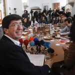El líder regional de Cs, Juan Marín, compareció ayer en el Parlamento junto a Sergio Romero y Marta Bosquet