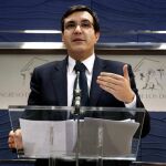 El secretario de Estado de Relaciones con las Cortes, José Luis Ayllón (d), durante su comparecencia hoy en el Congreso