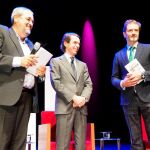 Aznar junto a Carlos Aganzo y Fernando Conde, al término de la presentación