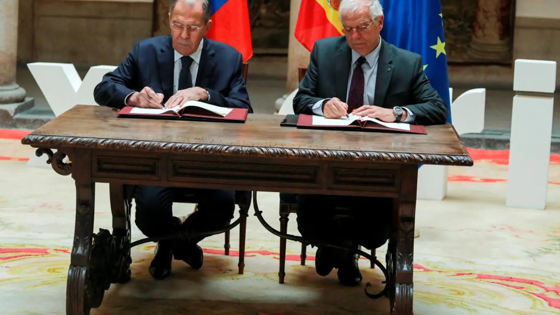 Borrell y Lavrov firma el acuerdo de cooperación.