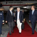 El ministro español de Asuntos Exteriores, Alfonso Dastis (2d), acompañado por el embajador de España en Perú, Ernesto de Zulueta (2i), a su llegada a Lima