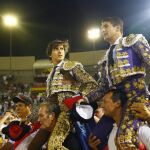 El diestro peruano Roca Rey (i) y José María Manzanares salen a hombros tras el festejo taurino de las fiestas del Santísimo Cristo de los Remedios. Foto: Efe