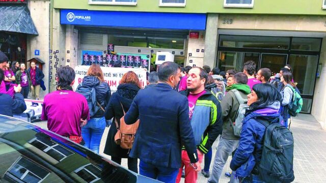 Imagen del «escrache» a la sede del PP de Cataluña el pasado lunes con la presencia de la diputada Anna Gabriel y el ex diputado, David Fernández