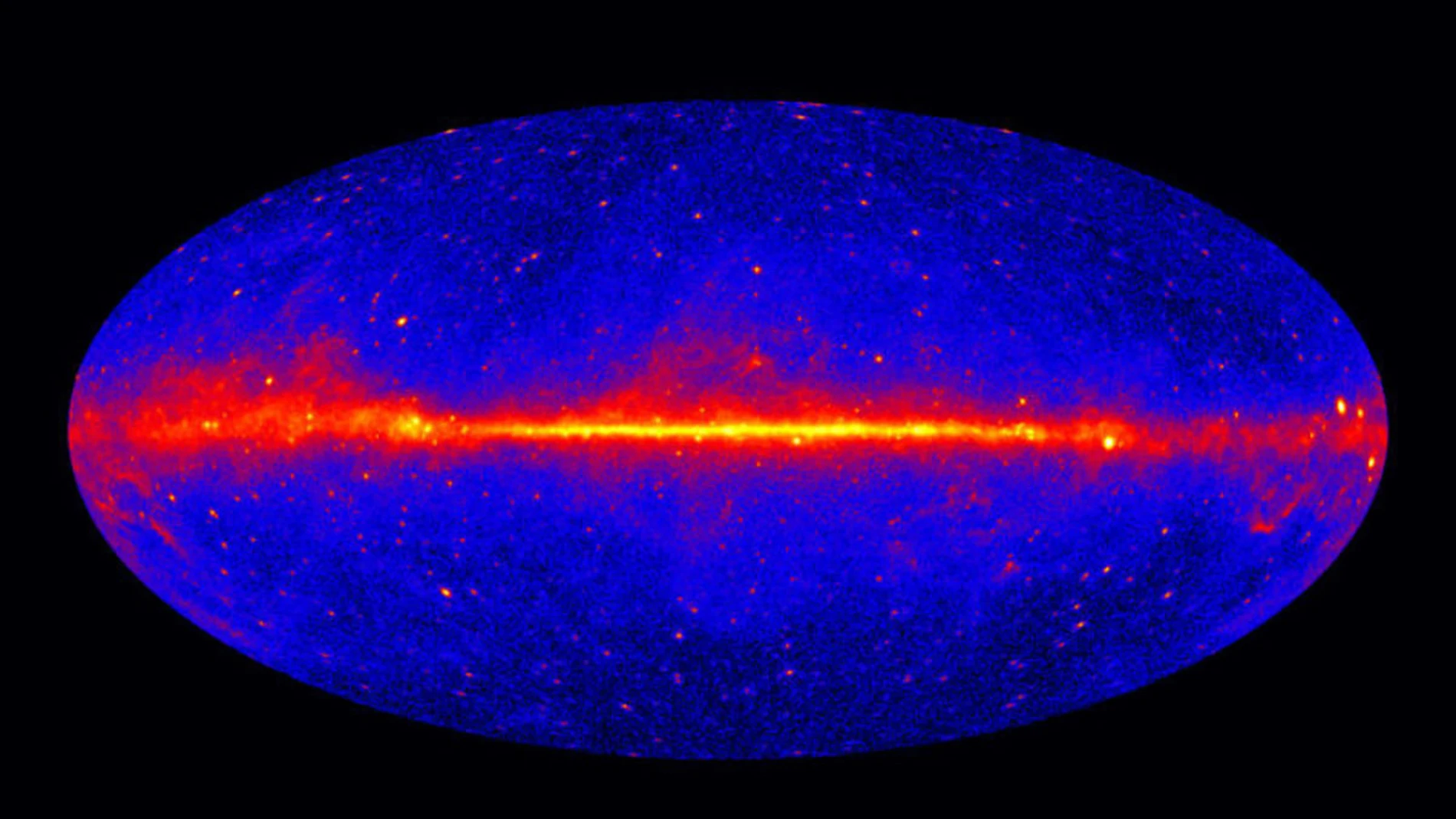 En la imagen se aprecia el universo con las energías superiores a 1 Gigaelectronvoltio (GeV) obtenida con datos de cinco años recogidos por el instrumento LAT en el Telescopio Espacial de Rayos Gamma Fermi de la NASA. Los colores más brillantes indican fuentes de rayos gamma más brillantes. Imagen: NASA / DOE / Fermi LAT Collaboration.