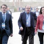 Juan Vicente Herrera llega en compañía del Alfonso Fernández Mañueco y de la vicesecratria de Estudios y Programas, Andrea Levy, al 18 Congreso del PP, que se celebra este fin de semana en Madrid.