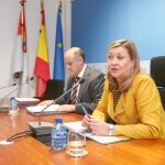 Pilar del Olmo, acompañada por José Baeta, desgrana los resultados de la economía regional durante 2015