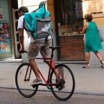 Un repartidor de Deliveroo por las calles de Madrid