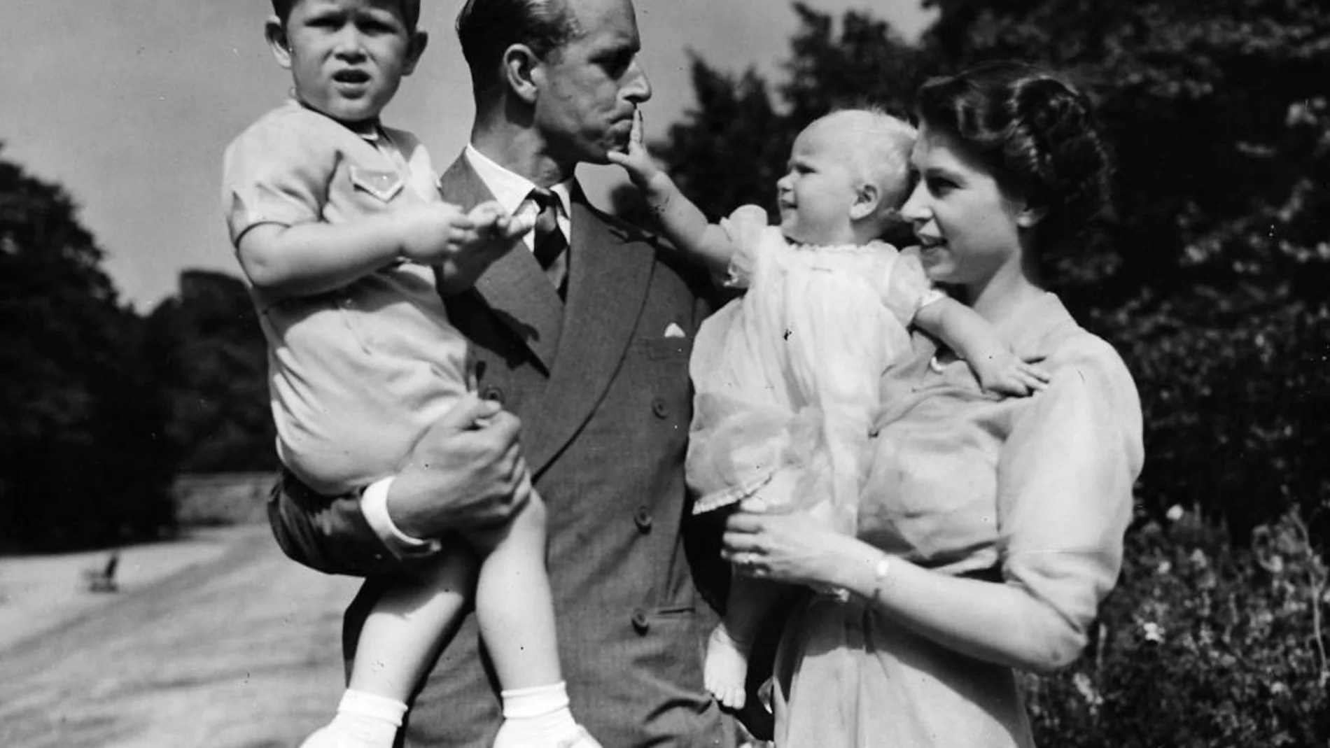 La reina de Inglaterra y el duque de Edimburgo con sus hijos Carlos y Ana