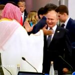 Mohammed bin Salman choca su mano con la del presidente Vladimir Putin/Foto: Reuters
