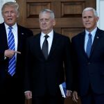 Donald Trump con Mike Pence el general James Mattis
