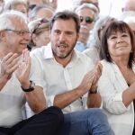 El ministro de Asuntos Exteriores, Josep Borrell (i), participa en el acto de presentación de la candidatura a la reelección del alcalde de Valladolid y portavoz del PSOE, Óscar Puente (c), junto a la presidenta del PSOE, Cristina Narbona (d). Foto: Efe