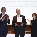 La vicepresidenta del Gobierno, Soraya Sáenz de Santamaría, y el ministro de Sanidad, Alfonso Alonso, han entregado hoy la Gran Cruz de la Sanidad al cardiólogo Valentín Fuster
