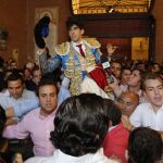El diestro Alberto López Simón, herido y con visible gesto de dolor, sale a hombros de la plaza de toros de Las Ventas