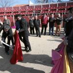 El portavoz popular, José Luis Martínez-Almeida, da unos pases en los últimos minutos de la Venta del Batán