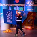 Operarios, ayer, con los últimos preparativos de la Convención Nacional del PP de este fin de semana. Foto: Cipriano Pastrano