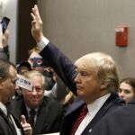 Donald Trump, se despide tras un mitin en Portland