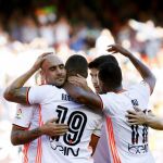 El jugador hispano brasileño del Valencia Rodrigo Moreno (2i) celebra con sus compañeros su gol marcado ante Osasuna, el cuarto del conjunto Che