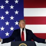 Con su habitual estilo histriónico, Donald Trump contestó ayer a los periodistas que le acompañaban en el avión presidencial en un viaje a Dakota del Norte