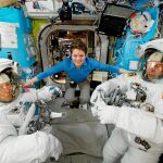 Varios astronautas antes de iniciar un viaje dentro de la Estación Espacial Internacional
