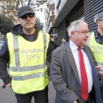 Andreu Viloca es conducido por un guardia civil, el pasado 21 de octubre, durante el registro de la sede de Convergència en Barcelona