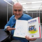 Miguel Díaz Vizoso, ayer en el Salón del Cómic, con el último cómic de la serie de los Pitufos.