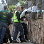 Patrick Nogueira Gouveia es custodiado por dos agentes a su entrada a la casa de Pioz