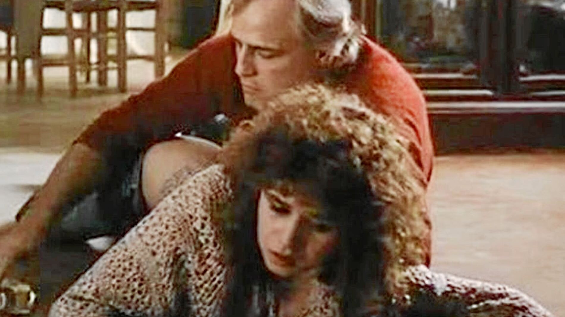 Una escena que pasó a la hitoria del cine y que devino en polémica al creerse que se trataba de una violación real. Lo que no supo Maria Schneider, y así lo denunció pasado el tiempo, es que no conocía los planes de Bertolucci y Brando de utilizar mantequilla en la escena, lo que hizo que la actriz, según dijo, se sintiera humillada