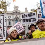 Grupos de personas se concentraron hoy ante la sede del Tribunal Supremo / Efe