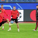 Modric, Luca Zidane y Bale se entrenan en el césped del Olímpico de Roma ante la mirada atenta de Solari